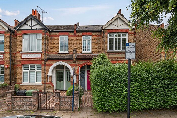 3 Bedroom Flat To Rent In Emlyn Road, London, W12