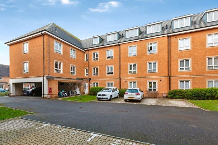 2 Bedroom Flat For Sale In Kenyon Way, Slough, SL3