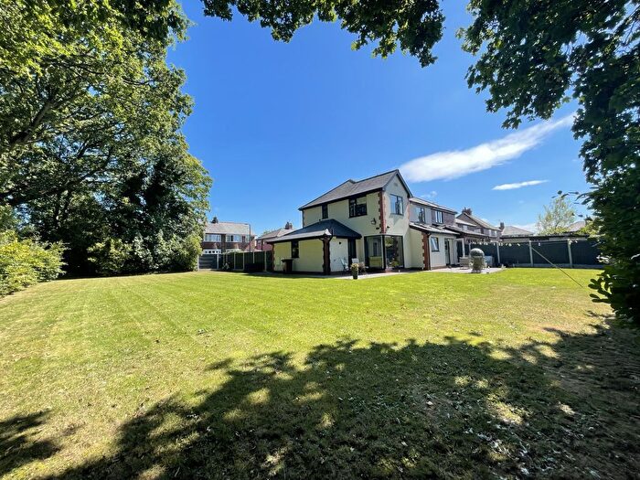 4 Bedroom Semi-Detached House For Sale In Links Road, Penwortham, PR1
