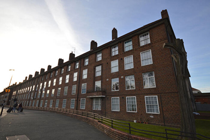 2 Bedroom Flat To Rent In Shadwell Gardens, Tower Hamlets, E1