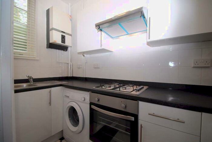 Studio To Rent In The Quadrangle - Ll, PP14