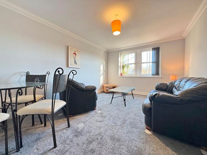 2 Bedroom Flat To Rent In Spen Lane, West Park, Leeds, LS16