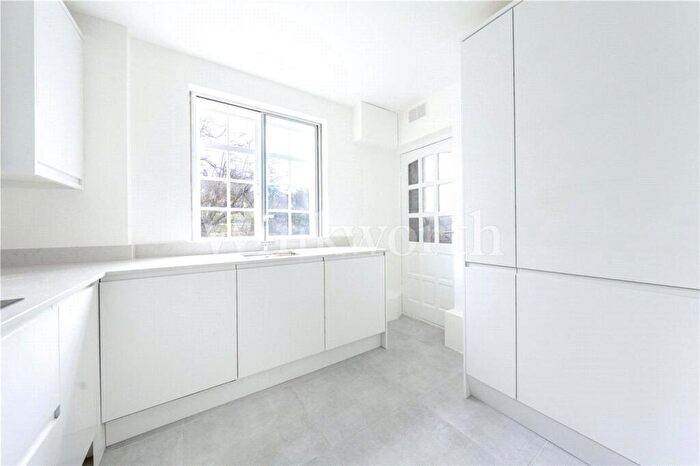 3 Bedroom Apartment To Rent In Lyttelton Road, London, N2