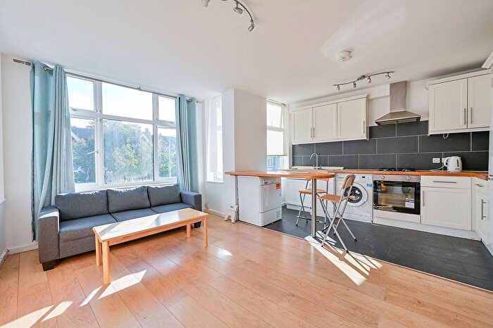 3 Bedroom Flat To Rent In Chatsworth Gardens, Acton, London, W3