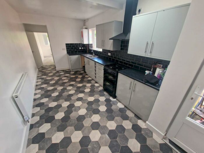 4 Bedroom House To Rent In Green Lane, Halesowen, B62