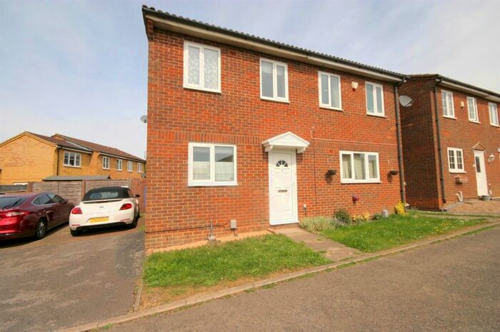 2 Bedroom Semi-Detached House To Rent In Birtley Croft, Luton, LU2