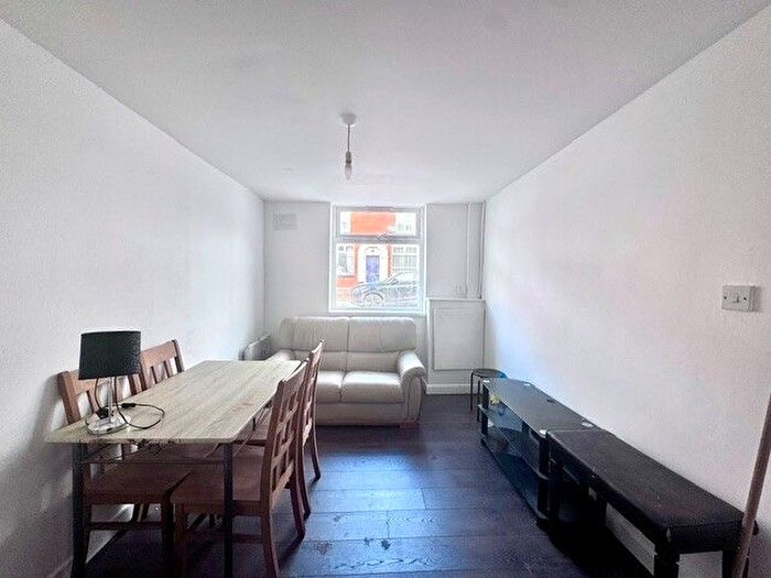 3 Bedroom Flat To Rent In Battenberg Road, Bolton, BL1
