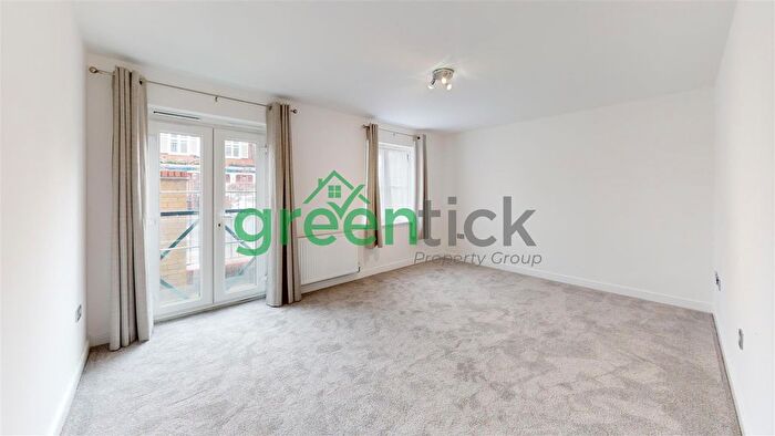 2 Bedroom Flat For Sale In Fencepiece Road, Ilford, IG6