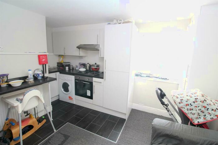 2 Bedroom Flat To Rent In Pen-Y-Wain Road, Cardiff, CF24