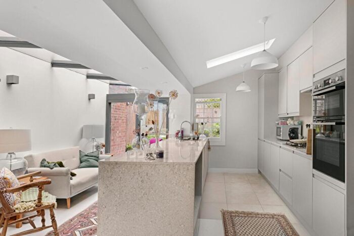 2 Bedroom Flat To Rent In Walcot Square, Kennington, SE11