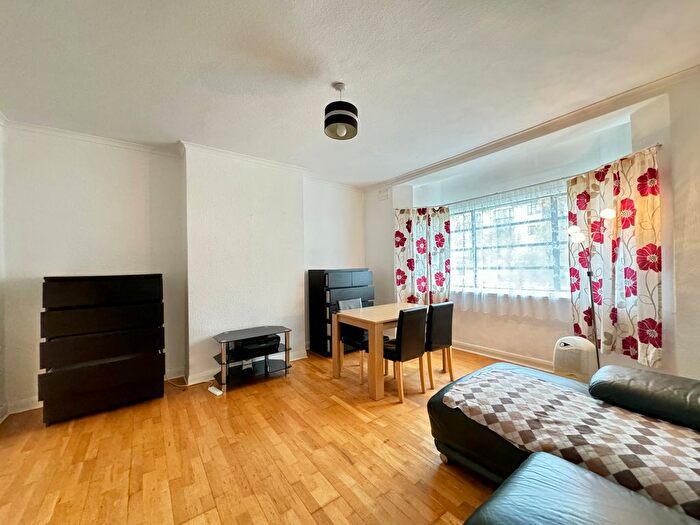 2 Bedroom Flat To Rent In The Lindens, Friern Park, London, N12