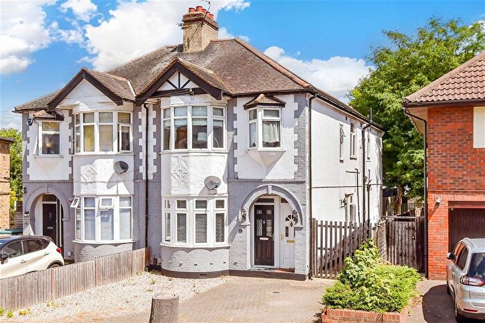 3 Bedroom Maisonette For Sale In Compton Avenue, Gidea Park, Essex, RM2