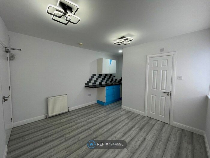 Studio To Rent In Seven Sisters Road, London, N4