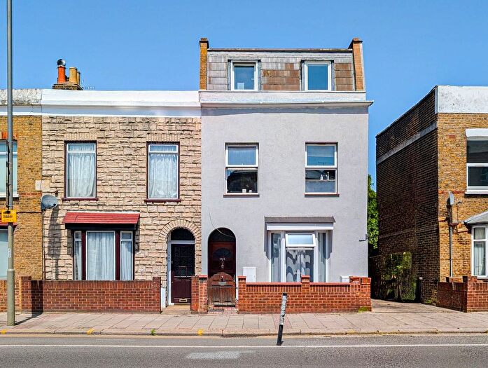 4 Bedroom End Of Terrace House For Sale In Garratt Lane, London, SW17