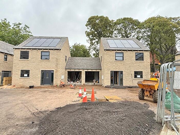 3 Bedroom Link Detached House For Sale In Spring Farm Court, Carlton, Barnsley, S71