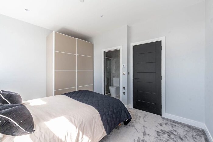3 Bedroom Flat For Sale In Haredon House, North Cheam, Sutton, SM3