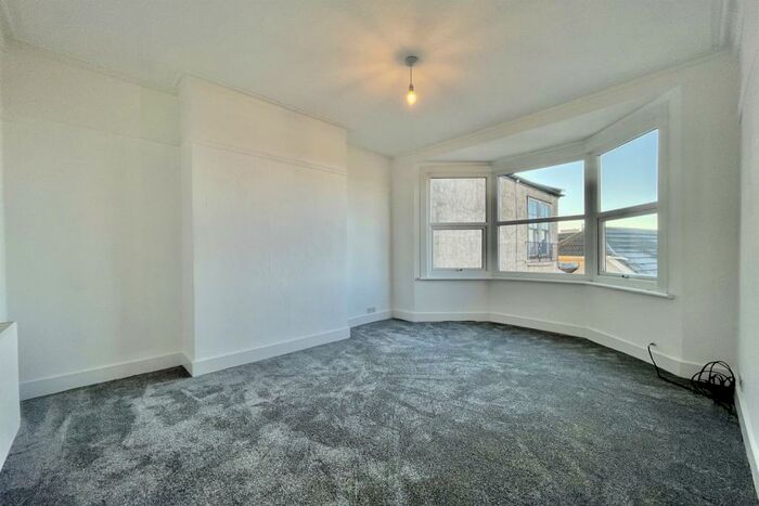 2 Bedroom Flat To Rent In Station Road, SS0