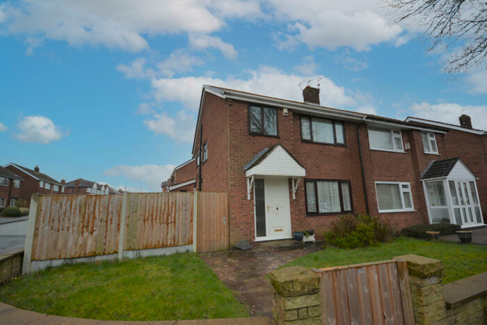 4 Bedroom Semi-Detached House To Rent In Peveril Close, Whitefield, Manchester, M45