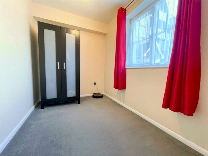Flat To Rent In Lewes Close, Grays, RM17