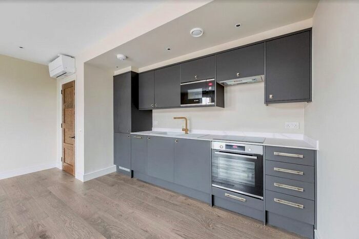 2 Bedroom Flat To Rent In Chiswick High Road, London, W4