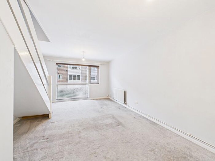 2 Bedroom Maisonette To Rent In High Street, Caterham, CR3