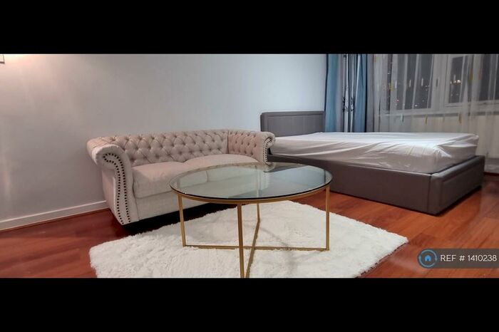 3 Bedroom Flat To Rent In Odessa Street, London, SE16