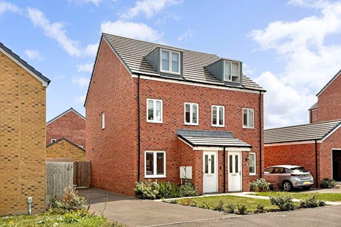 3 Bedroom Town House For Sale In Dakota Drive, Grove, OX12