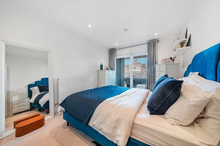 1 Bedroom Flat For Sale In Bradley Road, Clapham, London, SW4