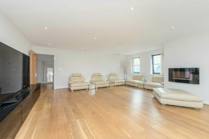 3 Bedroom Flat To Rent In Maida Vale, London, W9