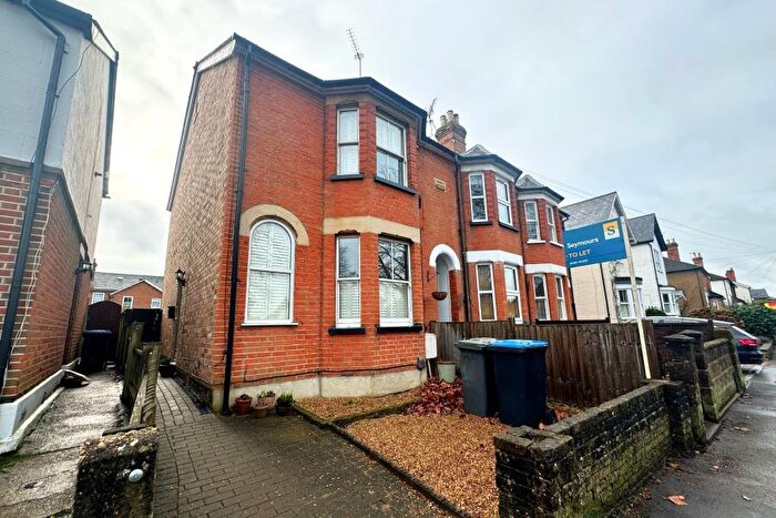 4 Bedroom Semi-Detached House To Rent In Addlestone, Surrey, KT15