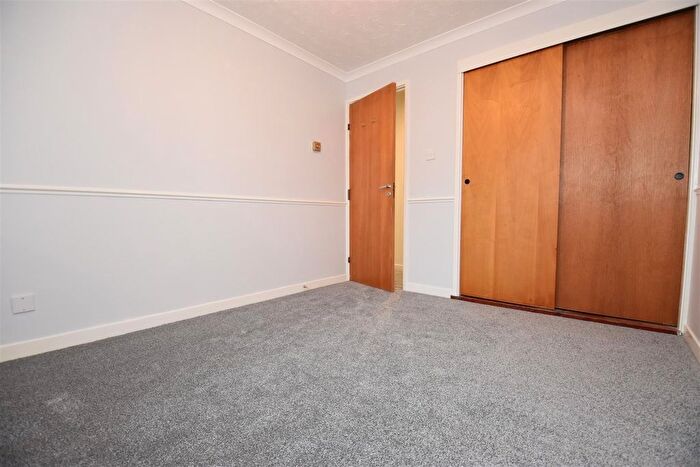 1 Bedroom Flat To Rent In St. Georges Close, Horley, RH6