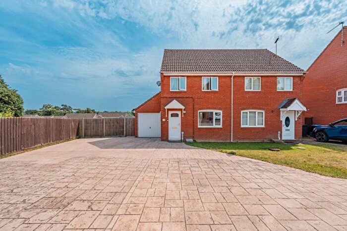 3 Bedroom Semi Detached House For Sale In Swan Close, Stowmarket, IP14