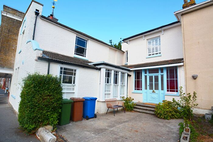 4 Bedroom Detached House For Sale In High Street, Queenborough, ME11