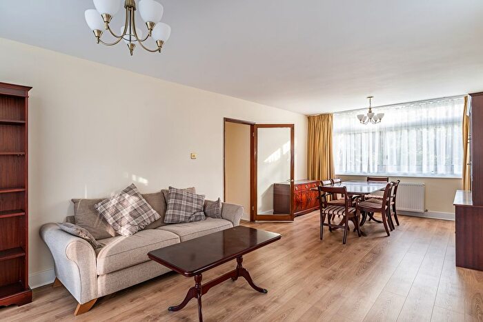 2 Bedroom Flat To Rent In Park Close, Ilchester Place, London, W14