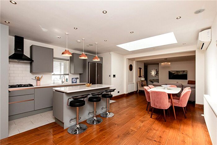 2 Bedroom Maisonette To Rent In Beverley Way, Raynes Park, SW20