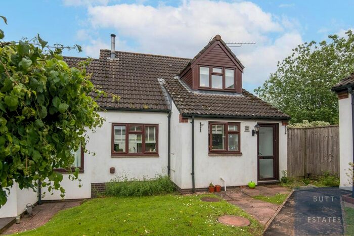 3 Bedroom Semi-Detached House For Sale In Longmeadow, Exeter, EX5