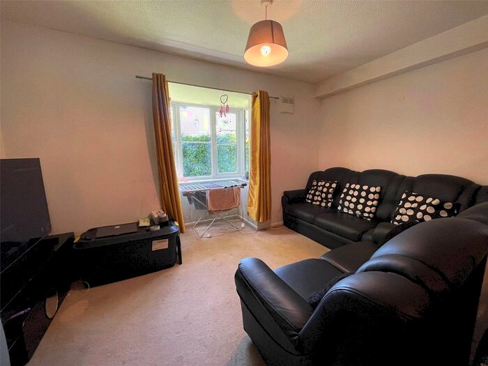 1 Bedroom Flat To Rent In Violet Close, Wallington, SM6