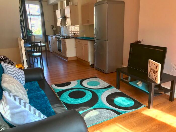 2 Bedroom Flat To Rent In A Woodhouse Lane, LS2