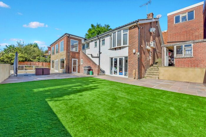 4 Bedroom Detached House To Rent In Oakfield Lane, Wilmington, Dartford, Kent. DA1