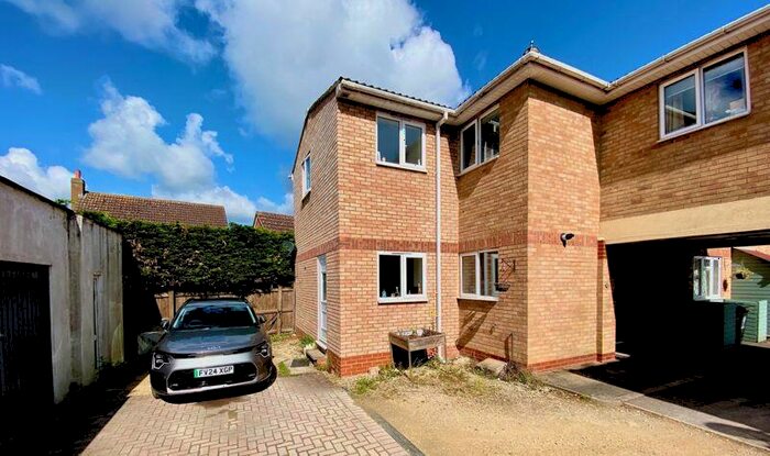 4 Bedroom Semi-Detached House To Rent In Four Bedrooms - Two Bathrooms, NG33