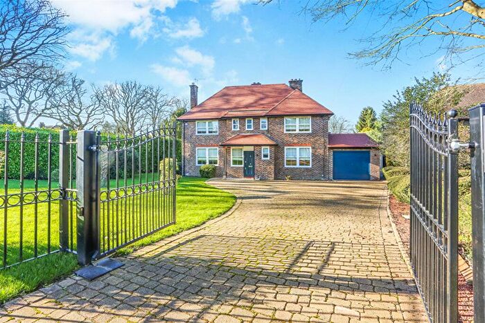 4 Bedroom Detached House For Sale In The Glade, Kingswood, Tadworth, KT20
