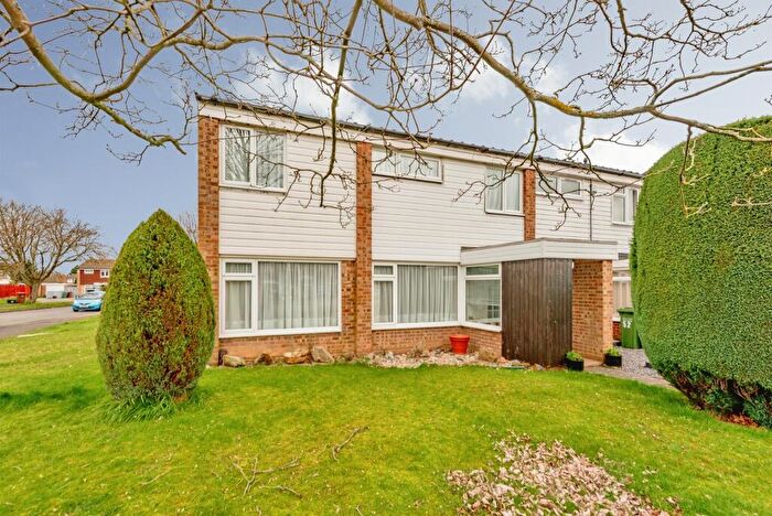 4 Bedroom End Of Terrace House For Sale In Avondale Close, Horley, RH6