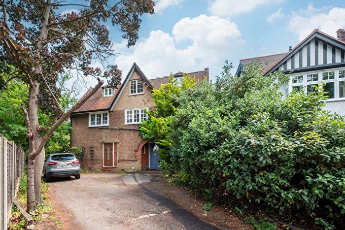 2 Bedroom Maisonette For Sale In Hoop Lane, Golders Green, NW11