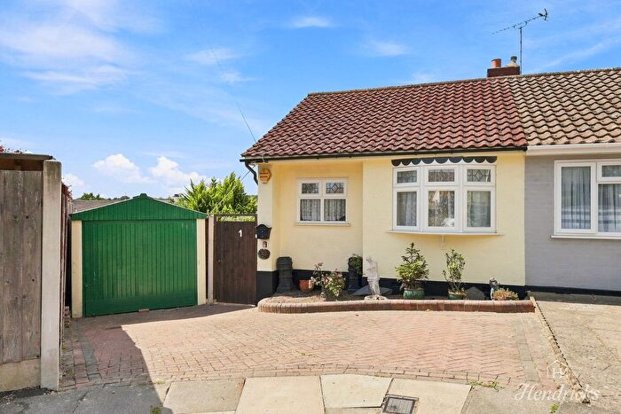 1 Bedroom Bungalow For Sale In The Green, Leigh-On-Sea, SS9