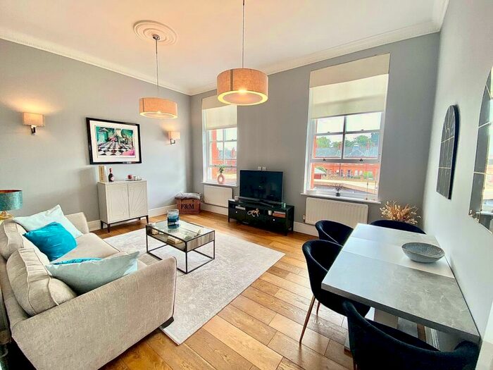 2 Bedroom Flat To Rent In Kensington House, Repton Park, IG8