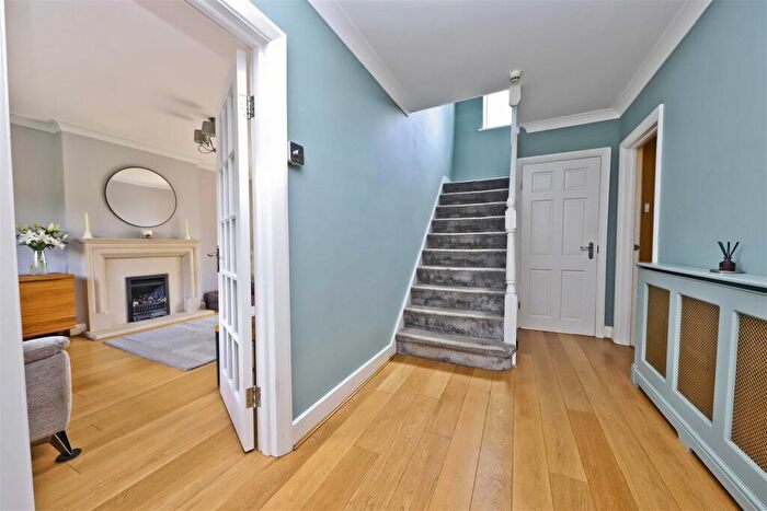 4 Bedroom Detached House For Sale In Broadwood Avenue, Ruislip, HA4
