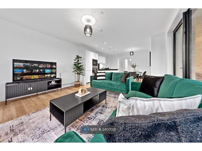 3 Bedroom Flat To Rent In Park Royal, London, NW10