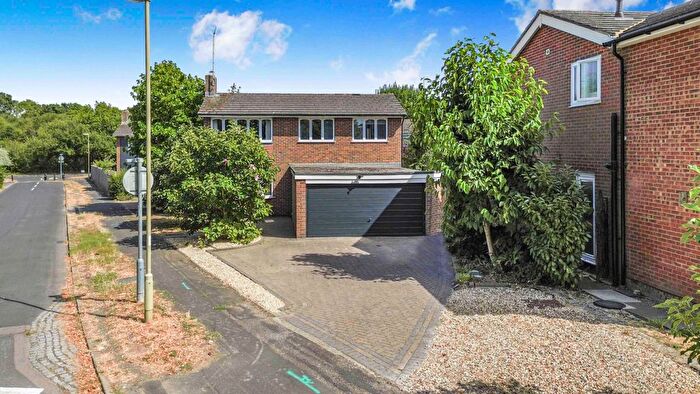 4 Bedroom Detached House For Sale In Firglen Drive, Yateley, GU46