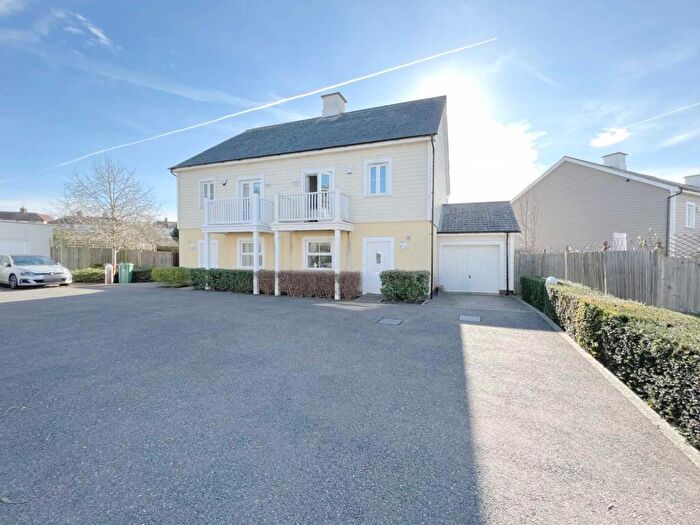 4 Bedroom House To Rent In Heatherlea Grove, Worcester Park, KT4