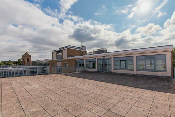 2 Bedroom Flat To Rent In Flat Trinity Cou Between Towns RoadCowley, RT4